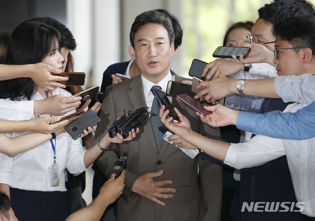 [서울=뉴시스]최동준 기자 = '사법 농단' 의혹 이규진 전 양형위원회 상임위원이 지난 2018년 8월23일 서울 서초구 서울중앙지방검찰청으로 출석하며 취재진 질문에 답변하고 있다. 2018.08.23. photocdj@newsis.com