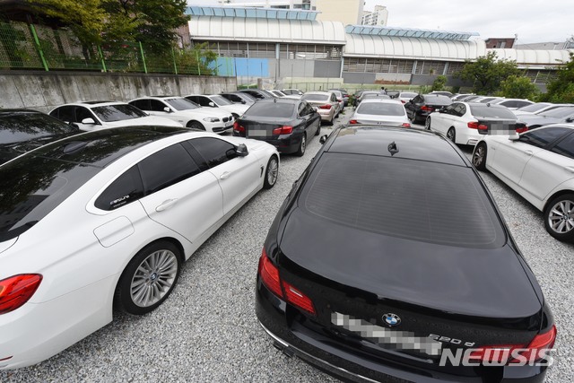 【울산=뉴시스】배병수 기자 = BMW 차량 화재 관련 결함 리콜이 시작된 23일 오전 울산시 남구 수암시장 인근 주차장에 수리를 기다리는 차량 40여대가 주차돼 있다. 2018.08.23.   bbs@newsis.com.