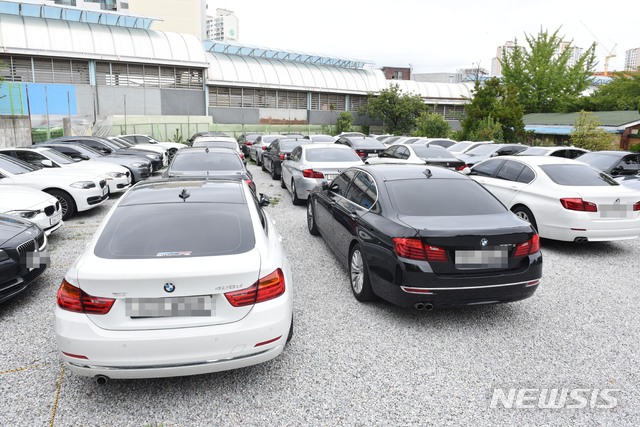 【울산=뉴시스】배병수 기자 = BMW 차량 화재 관련 결함 리콜이 시작된 23일 오전 울산시 남구 수암시장 인근 주차장에 수리를 기다리는 차량 40여대가 주차돼 있다. 2018.08.23.   bbs@newsis.com.