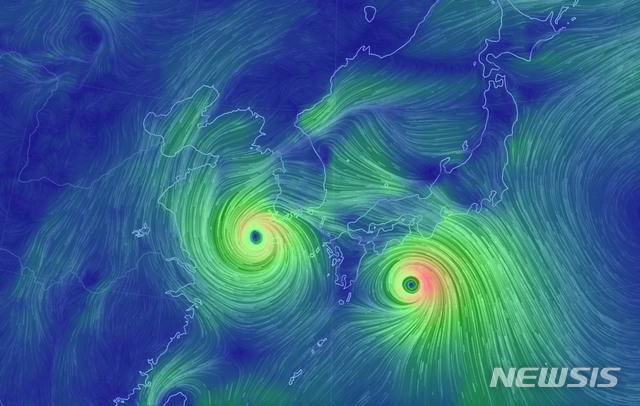 【서울=뉴시스】 23일 지구의 대기 환경 정보를 제공하는 'Earth Nullschool 연구소' 홈페이지에 한반도를 향해 다가오는 태풍 '솔릭'과 그 뒤를 이어 북상 중인 태풍 '시마론'의 쌍태풍의 모습이 보인다. 2018.08.23. (사진=Earth Nullschool 연구소 홈페이지 캡쳐) photo@newsis.com 