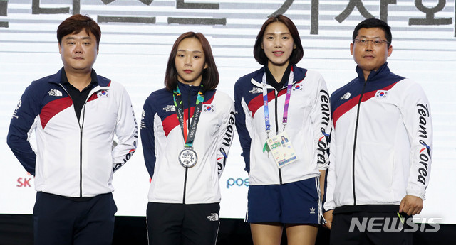 왼쪽부터 김인균 감독, 김서영, 이지선 코치, 안무진 트레이너