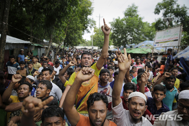 【쿠투팔롱(방글라데시)=AP/뉴시스】로힝야족에 대한 미얀마군의 공격 1주년을 맞은 25일 방글라데시의 쿠투팔롱 난민수용소에서 로힝야족 난민들이 정의 구현 및 고향으로의 귀환을 요구하며 시위를 벌이고 있다. 2018.8.26