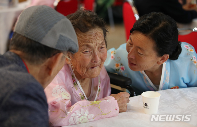 【금강산=뉴시스】김진아 기자 = 21차 이산가족 상봉행사 2회차 둘째날인 25일 오후 북한 금강산이산가족면회소에서 열린 단체상봉에서 북측 최성순(안길자?85) 할머니가 남측 동생 최성택(82) 할아버지 등 가족들과 눈물을 흘리고 있다. 2018.08.25. bluesoda@newsis.com