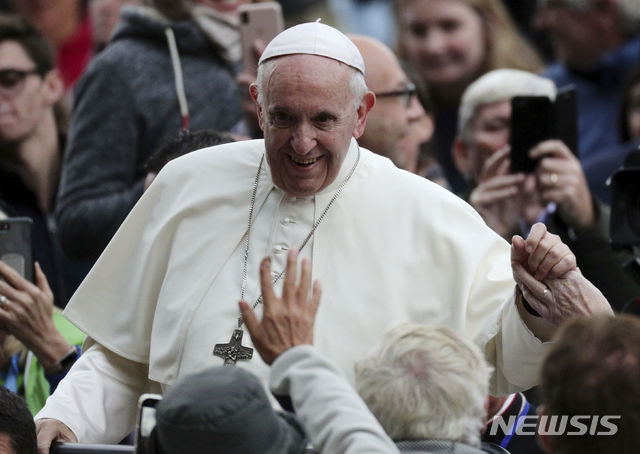 【더블린(아일랜드)=AP/뉴시스】아일랜드를 방문한 교황 프란치스코가 8월25일 전세계 가톨릭의 패밀리 페스티벌 참석을 위해 더블린의 크로크 파크 스터디움에 도착하고 있다. 교황은 이날 성직자들과 교회의 성범죄 피해자 8명과 약 30분 간 만나 그들로부터 이야기를 들었다고 바티칸 대변인이 밝혔다. 2018.8.26