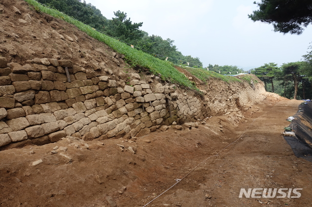 충청남도 부여군에 있는 산성 '가림성' 북성벽 전경