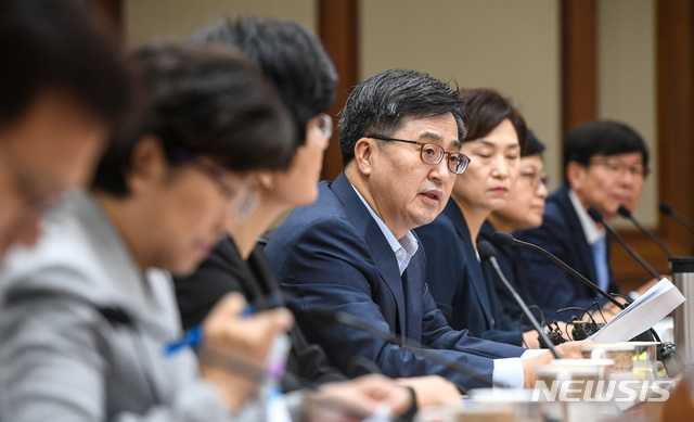 정부, 한국형 실업부조 도입·소득재분배 효과 분석 착수