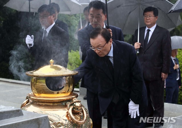 【서울=뉴시스】 박영태 기자 = 27일 오전 더불어민주당 이해찬 신임 당대표가 동작구 국립서울현충원 박정희 전 대통령 묘역을 참배하고 있다. 2018.08.27.  photo@newsis.com