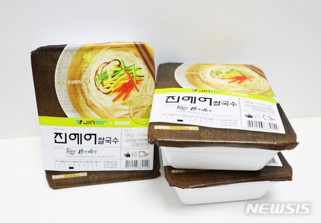 【서울=뉴시스】진에어가 이마트와 함께 PB상품으로 내놓은 진에어 쌀국수. (사진 제공 = 진에어)