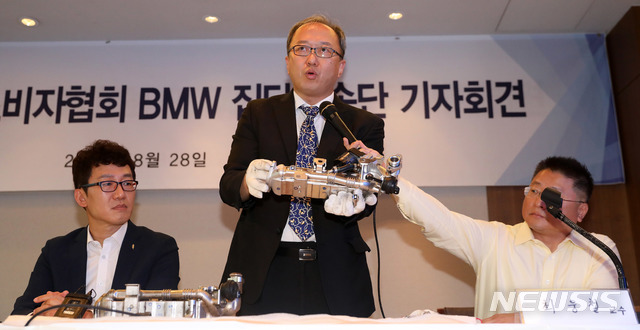 【서울=뉴시스】김선웅 기자 =28일 오후 서울 중구 프레스센터에서 열린 '한국소비자협회 BMW 집단소송단 기자회견'에서 박성지 대전보건대 과학수사과 교수가 화재와 관련이 있는 바이패스밸브, EGR 등 관련 부품을 들고 설명을 하고 있다. 리콜대상 BMW차량 집단소송을 진행 중인 한국소비자협회는 이날 기자회견에서 BMW 차량 화재 원인은 배출가스의 감소를 위해 주행 중에도 바이패스 밸브를 열리게 하는 위험한 ECU(전자제어장치)의 세팅이 원인으로 지목된다고 밝히고 국토교통부, 환경부 등 정부의 실태조사와 BMW의 해명을 요구했다. 2018.08.28.  mangusta@newsis.com 