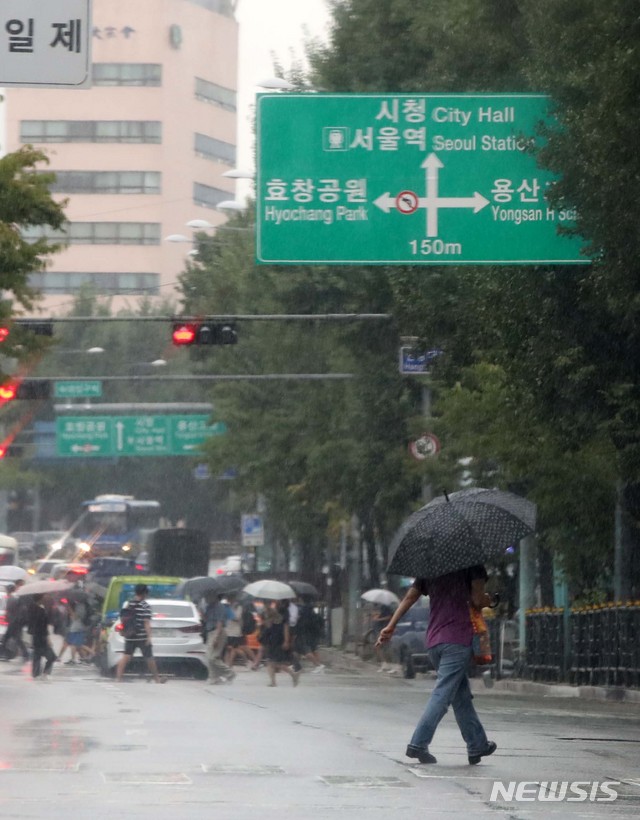 【서울=뉴시스】 고범준 기자 = 비가 내리는 28일 오후 서울 용산구 남영삼거리 인근에서 시민들이 우산을 쓰고 거리를 지나가고 있다. 2018.08.28.  bjko@newsis.com