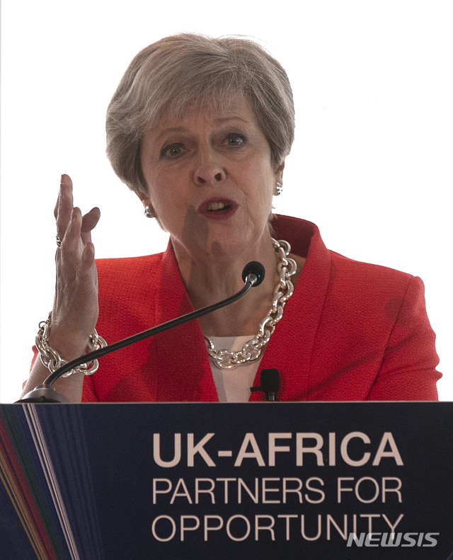 【케이프타운=AP/뉴시스】테리사 메이 영국 총리가 28일(현지시간) 남아프리카공화국 케이프타운에서 영국과 아프리카의 동반자 관계 구축 계획을 발표하고 있다. 영국 총리로는 50여년만에 최초로 아프리카를 찾은 메이 총리는 남아공과 나이지리아, 케냐를 순방한다. 2018.08.29