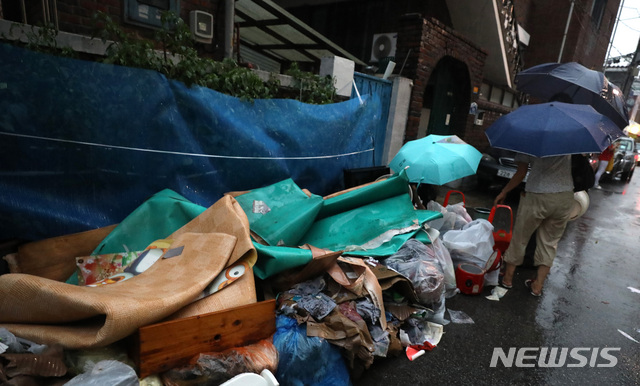 【서울=뉴시스】전진환 기자 = 지난밤 내린 집중호우로 침수피해를 입은 서울 은평구 응암3동의 한 침수주택에서 29일 오후 피해를 입은 주민이 물에 젖은 세간살이를 도로에 내놓고 있다. 2018.08.29.  amin2@newsis.com