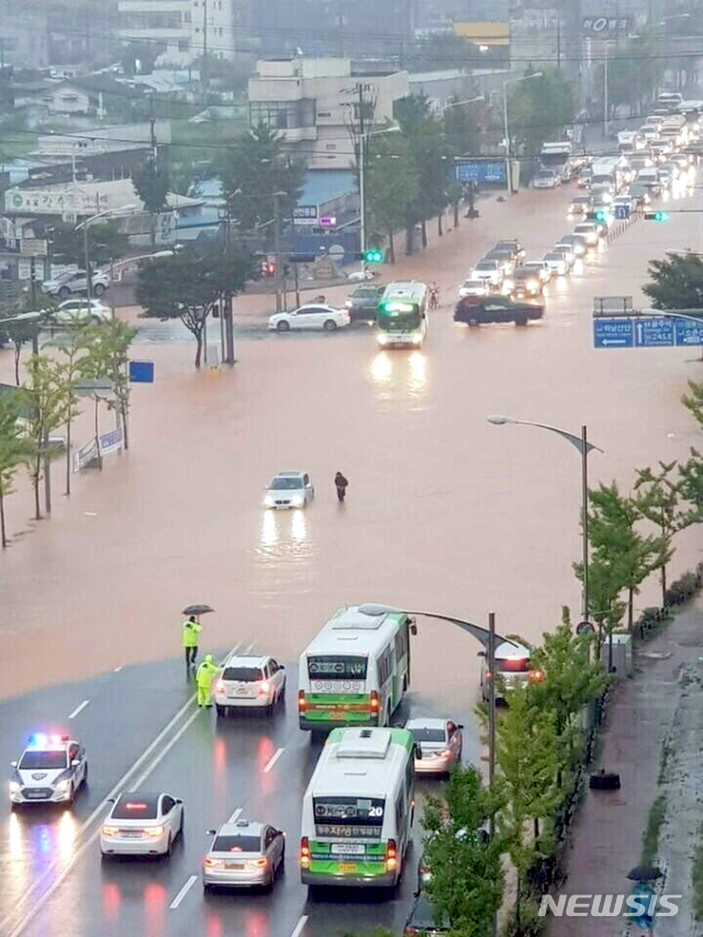 【광주=뉴시스】류형근 기자 = 호우특보가 내려진 31일 오전 광주 광산구 한 대형마트 앞 도로가 폭우에 잠겨 차량 통행이 통제되고 있다. 2018.08.31. (사진=독자 제공)  photo@newsis.com 