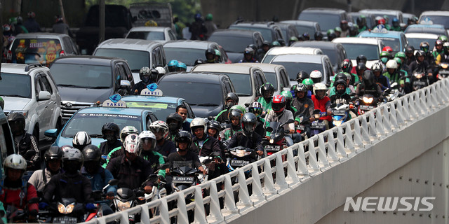【자카르타=뉴시스】 꽉 막힌 도로. 자카르타에서는 일상이다.