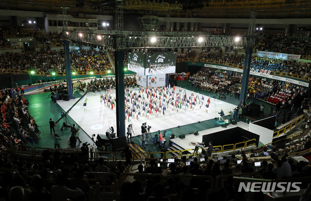 【창원=뉴시스】최동준 기자 = 1일 경남 창원실내체육관에서 열린 2018 창원 세계사격선수권대회 개회식 기수단 입장에서 한국 국기가 입장하고 있다. 2018.09.01. photocdj@newsis.com