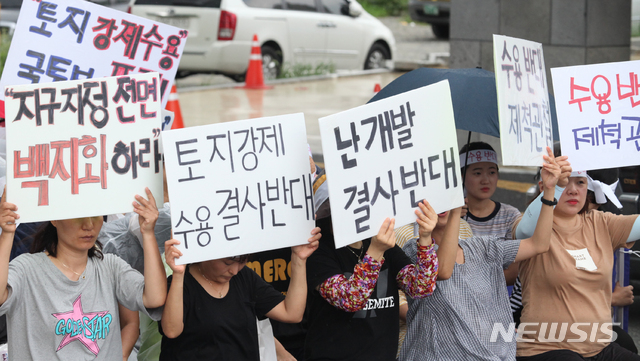 【전주=뉴시스】 김얼 기자 = 전주 역세권 대책위 임대 촉진지구 개발 반대 집회가 3일 전북 전주시 완산구 효자동 LH(한국토지주택공사) 앞에서 실시된 가운데 관계자들이 피켓을 들고 구호를 외치고 있다. 2018.09.03pmkeul@newsis.com