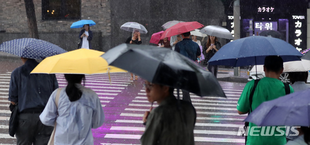 【서울=뉴시스】이영환 기자 = 비가 내린 3일 오후 서울 중구 퇴계로2가 교차로에서 시민들이 우산을 쓰고 걸어가고 있다. 2018.09.03. 20hwan@newsis.com