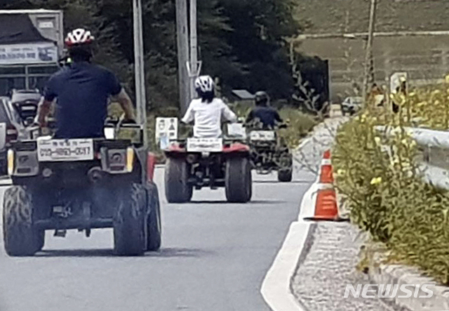 【단양=뉴시스】일반도로 통행이 제한된 사륜 오토바이를 타고 불법으로 운행하는 모습. (사진=뉴시스 DB)