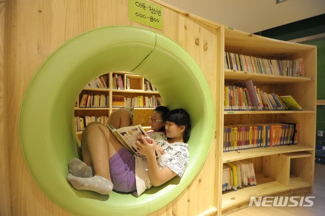 【서울=뉴시스】서울의 한 작은도서관에서 학생들이 책을 읽고 있다. (사진=뉴시스 DB)