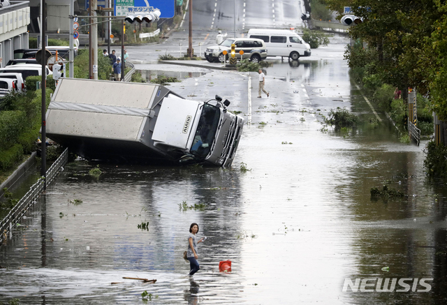 日 슈퍼태풍 '제비' 사망자 9명…간사이공항에 5000명 고립