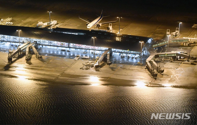 日 슈퍼태풍 '제비' 사망자 9명…간사이공항에 5000명 고립