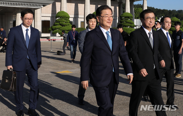 【성남=뉴시스】전신 기자 = 정의용 국가안보실장을 비롯한 대북 특사단이 5일 경기도 성남 서울공항에서 평양으로 향하는 특별기에 탑승하고 있다. 특사단은 윤건영 청와대 국정기획상황실장. 김상균 국정원 2차장, 정의용 국가안보실장, 서훈 국정원장, 천해성 통일부 차관. 2018.09.05. photo1006@newsis.com