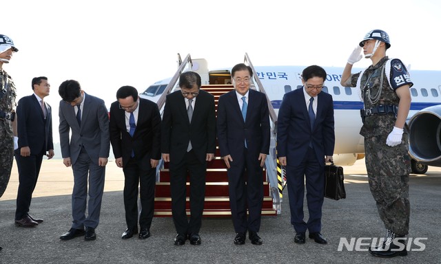 【성남=뉴시스】전신 기자 = 정의용 국가안보실장을 비롯한 대북 특사단이 5일 경기도 성남 서울공항에서 평양으로 향하는 특별기에 탑승하기 전 인사하고 있다. 왼쪽부터 윤건영 청와대 국정기획상황실장. 김상균 국정원 2차장, 서훈 국정원장, 정의용 국가안보실장, 천해성 통일부 차관. 2018.09.05.  photo1006@newsis.com 