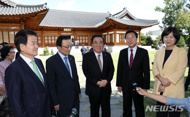 【서울=뉴시스】홍효식 기자 = 5일 오전 서울 여의도 국회 사랑재에서 문희상 국회의장 주최 정당대표 초청 오찬 간담회가 열리기 앞서 민주평화당 정동영(왼쪽부터), 더불어민주당 이해찬 대표, 문희상 국회의장, 바른미래당 손학규, 정의당 이정미 대표가 자유한국당 김병준 비대위원장을 기다리며 대화를 나누고 있다. 2018.09.05.  yesphoto@newsis.com