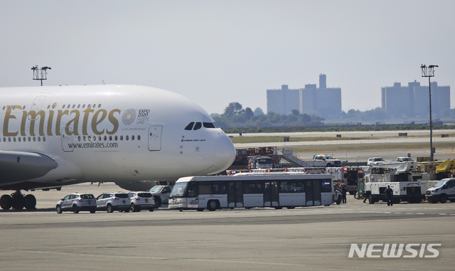 【뉴욕=AP/뉴시스】아랍에미리트(UAE) 두바이를 출발한 에미레이트 항공 203편 A380 여객기에 많은 환자들이 발생해 5일 미국 뉴욕 케네디 공항에 비상착륙한 가운데 긴급재난대응팀이 여객기 주변에 모여 있다. 발병 원인은 일단 인플루엔자(유행성 감기)인 것으로 추정되고 있지만 미 질병통제센터(CDC)의 한 관계자는 메르스(MERS, 중동호흡기증후군)일 수도 있다고 조심스럽게 말했다. 2018.9.6