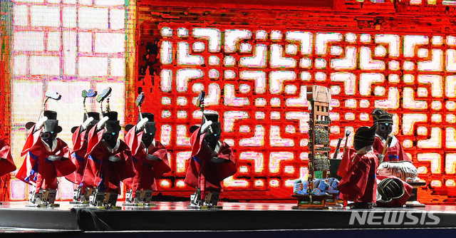 【대전=뉴시스】함형서 기자 = 2018 대한민국 균형발전 박람회가 6일 오후 대전 유성구 대전컨벤션센터에서 열려 축하 공연으로 홍주의를 입은 로봇들이 악기를 연주하고 있다2018.09.06.foodwork23@newsis.com
