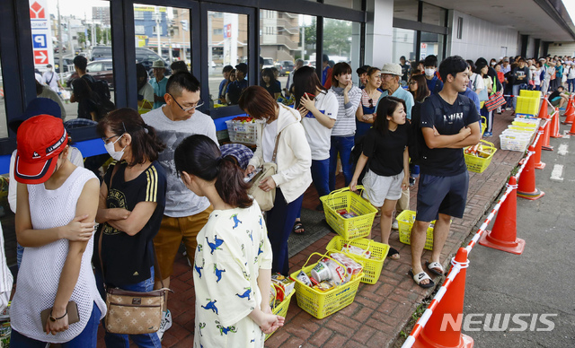 【삿포로(홋카이도)=교도·AP/뉴시스】6일 6.7의 강진이 강타한 홋카이도 삿포로 시의 한 슈퍼마켓 앞에 식료품을 구매하기 위한 시민들이 줄을 서 있다. 2018.09.06.