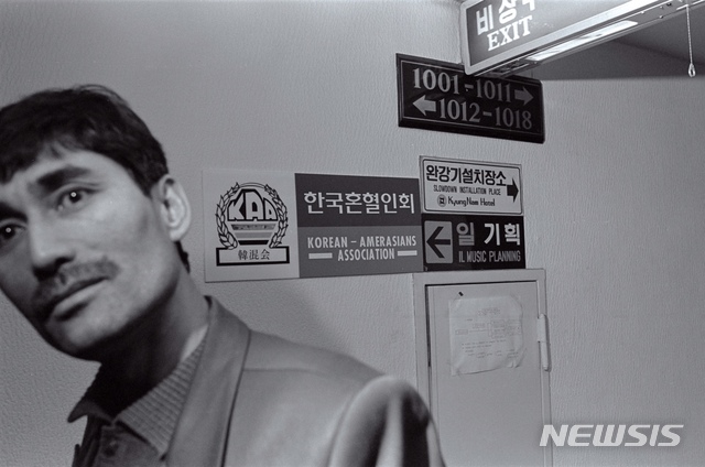 1992년 10월 서울 장안동. 박근식(40) 회원이 한국혼혈인협회 사무실 앞에서 장난스런 표정을 짓고 있다.  