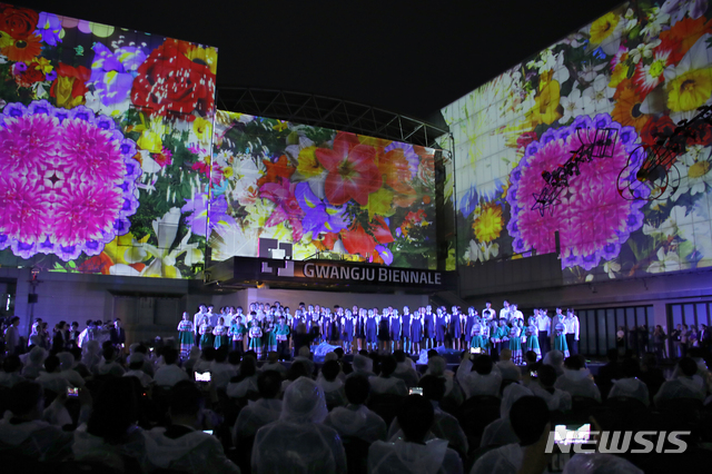 【광주=뉴시스】전신 기자 = 6일 광주 북구 비엔날레전시관 광장에서 열린 2018 광주 비엔날레 개막식. 2018.09.06. photo1006@newsis.com