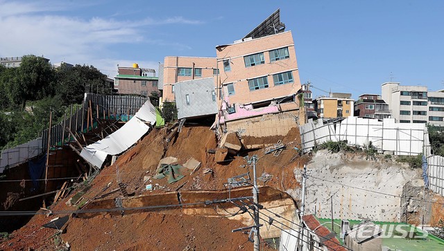 【서울=뉴시스】추상철 기자 = 7일 서울 동작구 상도초등학교 병설유치원 건물이 붕괴 직전의 위태로운 모습을 보이고 있다. 2018.09.08.scchoo@newsis.com