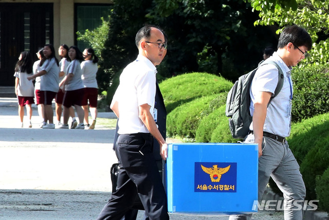 【서울=뉴시스】 김진아 기자 = 5일 오후 서울 강남구 숙명여고에서 경찰이 이 학교 교무부장이 2학년인 쌍둥이 딸 2명에게 시험 문제를 유출해 성적을 올렸다는 의혹과 관련해 압수수색을 마친 뒤 자료를 가지고 나가고 있다. 2018.09.08.  bluesoda@newsis.com 