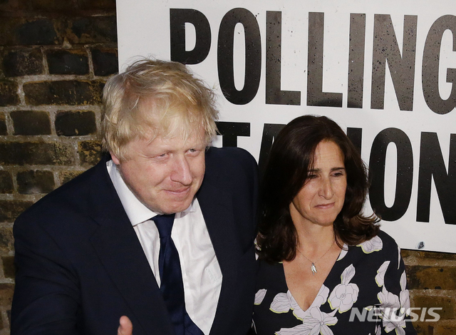 【런던=AP/뉴시스】 보리스 존슨과 둘째 부인 마리나 휠러. 사진은 지난 2016년 브렉시트 국민투표장을 찾았을 당시의 모습이다. 두 사람은 2018년 9월 이혼했다. 2019.07.24 