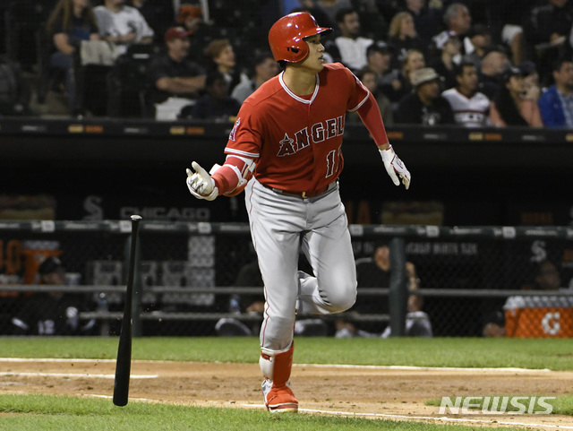 【시카고=AP/뉴시스】 LA 에인절스의 오타니 쇼헤이가 8일(한국시간) 미국 일리노이주 시카고의 개런티드 레이트 필드에서 열린 2018 메이저리그(MLB) 시카고 화이트삭스와의 경기에서 3회초 홈런을 떄려내고 있다.