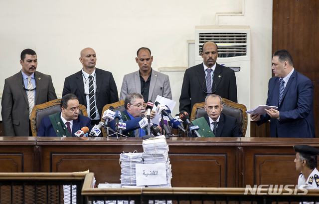 【카이로=AP/뉴시스】8일(현지시간) 이집트 카이로에서 2013년 군부 쿠데타 반대 연좌시위 관련 재판이 열리고 있다. 이집트 사법 당국이 해당 시위에 참여한 혐의를 받고 있는 이집트인 75명에 대해 사형 확정 판결을 내렸다. 2018.09.09