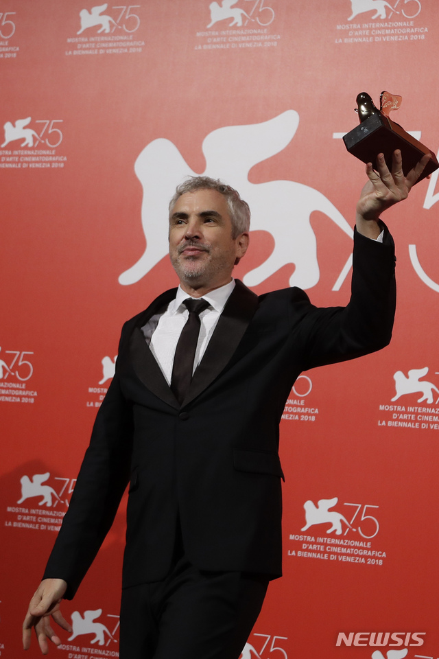 Director Alfonso Cuaron holds aloft the Golden Lion Best Film award for &#039;Roma&#039; at the awards photo call of the 75th edition of the Venice Film Festival in Venice, Italy, Saturday, Sept. 8, 2018. (AP Photo/Kirsty Wigglesworth)