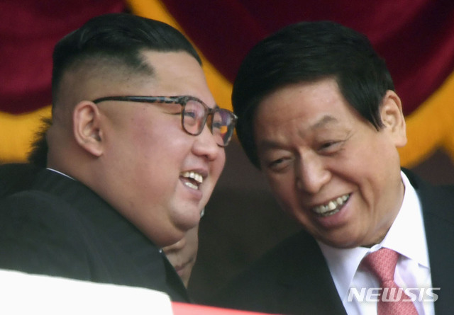 【평양=AP/뉴시스】북한 김정은 국무위원장이 9일 조선민주주의인민공화국 창건70주년 행사에서 중국 리잔수 상무위원장과 이야기 나누며 환한 웃음을 짓고 있다. 2018.09.09.