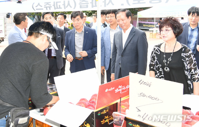 【거창=뉴시스】정경규 기자 = 경남 거창군이 10일 부산 동아대학교내에 농산물 직거래장터를 열었다.