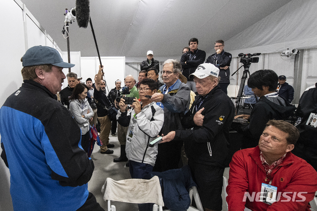 【뉴타운 스퀘어=AP/뉴시스】 PGA 투어 측이 BMW 챔피언십 최종 라운드 상황을 설명하고 있다.