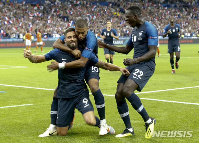 【파리=AP/뉴시스】네덜란드전에서 결승골을 넣은 프랑스의 올리비에 지루가 칼리안 음바페 등 동료들의 축하를 받고 있다. 
