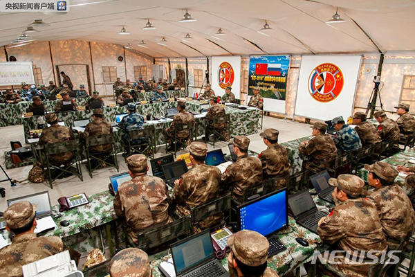 【서울=뉴시스】러시아와 중국군은 11일 러시아 시베리아 극동지역에서 냉전 시대 이후 최대 규모 군사 훈련인 '보스토크(동방) 2018'을 개시했다. 중국 중앙(CC)TV가 공개한 사진으로, 이번 훈련에 참여한 중국군 작전 지휘본부의 모습. (사진출처: 중 CCTV) 2018.09.11 
