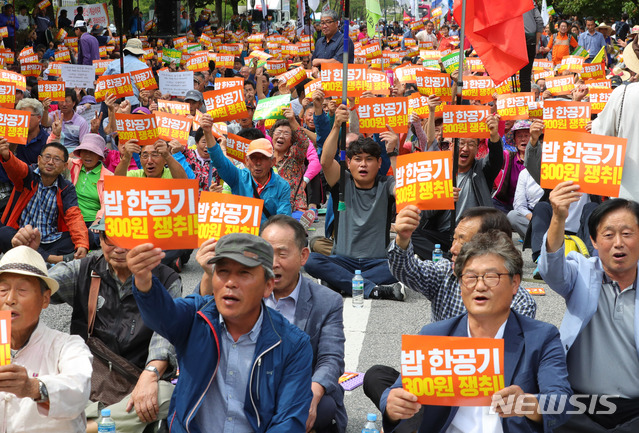 【서울=뉴시스】배훈식 기자 = 9월11일 오후 서울 여의도 산업은행 옆 도로에서 전국농민회총연맹 등 농민, 노동단체 등이 '백남기 농민 정신계승, 밥한공기 300원 전국농민대회'를 열고 쌀 목표가격 인상을 촉구하고 있다. 2018.09.11. dahora83@newsis.com