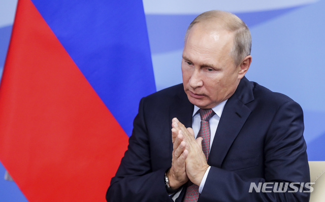 푸틴 러시아 대통령이 11일 동방경제포럼에 참석 중인 중국 시진핑 주석과 양자 회동하는 자리에서 말하고 있다    AP 