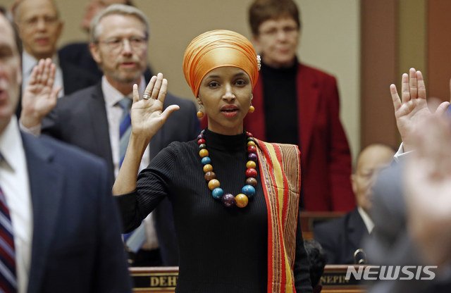 【세인트폴=AP/뉴시스】 첫 소말리아계 무슬림 여성 연방 하원의원으로 당선이 유력시되는 일한 오마르 민주당 미네소타주 후보. 사진은 2017년 1월 3일 미네소타주 세인트 폴에서 오마르가 주 의회 하원의원 선서를 하고 있는 모습.   2018.11.6