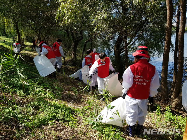 서울시민 200명 집중호우로 쌓인 한강 밤섬 쓰레기 수거