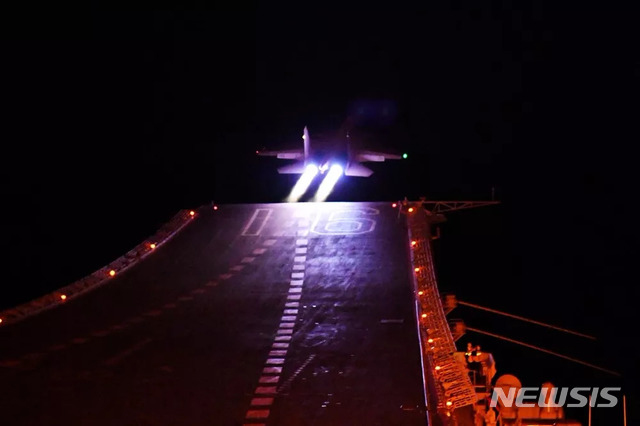 【서울=뉴시스】12일 12일 중국군 기관지 제팡쥔바오는 공식 웨이보를 통해 항공모함 탑재 전투기(함재기)인 '젠(殲) -15(J-15)'이 종합 작전 능력을 갖췄다고 밝혔다. 언론이 공개한 J-15이 야간에 항모에서 이륙하는 사진. (사진출처: 제팡쥔바오 웨이보) 2018.09.12 