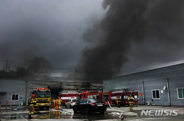  13일 오후 2시 7분께 경북 구미의 한 페인트 공장에서 화재가 발생해 소방대원들이 불을 끄고 있다. (사진=독자제공)